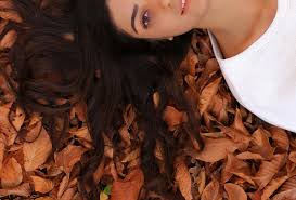 Di sicuro c'è che si tratta di un fenomeno fisiologico che ha la tendenza a presentarsi in autunno e, talvolta, in primavera, e che non è per forza il segnale . La Caduta Dei Capelli In Autunno Cause E Rimedi Pharmap