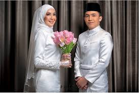 Pelakon sweet qismina mengakui dia dan kekasihnya yang juga pelakon adam lee mempunyai hasrat untuk membawa hubungan mereka ke fasa perkahwinan. Sekali Lafaz Sah Jadi Suami Isteri Intan Ladyana Harris Alif Pilih Honeymoon Di Rumah Hot Fm