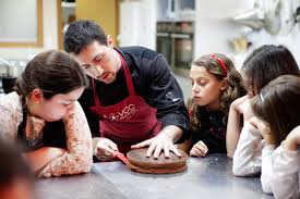Hola me llamo sara, soy cocinera y doy talleres de cocina a todas las edades en particular a los mas peques de 4 a. Taller Padres E Hijos Pasteleria Valencia Club Cocina