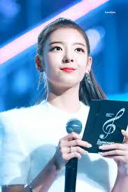 Yuna (itzy) as ariel (little mermaid) . Pin By Vivi On Lia Itzy Itzy Lia Funny Relatable Memes