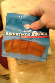 Ein weißbrot mit ordentlich butter beschmieren und mit braunen kuchen belegen. Kemm Echte Braune Kuchen Commercial Youtube