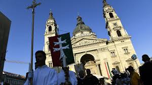 The holy right (a hungarian relic, assumed to be the naturally mummified right hand of king saint stephen i, the first king of hungary). Elmarad A Szent Jobb Kormenet De Megtartjak A Szentmiset A Bazilikaban Hirado Hu