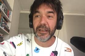 Les célébrités confinées : l'humoriste Thomas VDB au large dans sa maison  d'Etampes