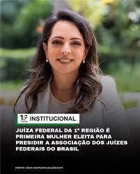 A Associa&ccedil;&atilde;o dos Ju&iacute;zes Federais do Brasil (@ajufe_oficial) elegeu, pela  primeira vez na hist&oacute;ria da institui&ccedil;&atilde;o, uma mulher como presidente. A  escolhida para o bi&ecirc;nio 2026-2028 foi a ju&iacute;za federal Ana Lya