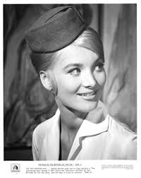 VOYAGE TO THE BOTTOM OF THE SEA (Barbara Bouchet)