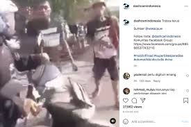 Jarak antara kendaraan yaitu ruang yang tersedia antara kendaraan satu dengan kendaraan. Ngotot Terobos Rel Kereta Api Motor Ini Kena Tendang Penjaga Halaman All Kompas Com