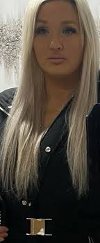 Hi I'm looking for hair color like that if someone do that hair color let  me know my hair color red and black now i really want to change like this