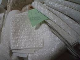 Leke tutmaz kumaş jakar desenli düz renk rahat ve kolay işlenebilir polyester kumaş kullanım alanları kanaviçe etamin masa örtüsü runner i̇şleme ﻿en: Sofra Tak Mlar Ladantela Koyun Postu Kumas Ortuler