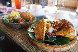 The word penyet from the name of this dish means to press or push, referring to the preparation method in which the chicken is pressed by a pestle in although it hails from east java, ayam penyet is found throughout the country and is also popular in singapore. Ayam Penyet Ria Kuching Restaurant Reviews Photos Tripadvisor
