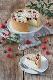 Mittlerweile ist die getreideart, die eng mit dem weizen verwandt ist, in den bäckereien und. Dinkel Topfentorte Mit Beeren Und Streusel Rezept Sweets Lifestyle
