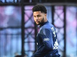 As a psg move broke down and bayern pushed out of their area, most players would have took the safe route and passed back to 'keeper keylor navas to regroup. Fqrsfhftplhzm
