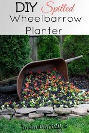 Diy Kippte Schubkarre Pflanzer Um Kippte Pflanzer Schubkarre Gartendeko Schubkarre Garten Schubk Wheelbarrow Planter Succulent Planter Diy Diy Planters