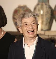 אברי גלעד Avri Gilad ברוך דיין האמת אמש ישבתי עם חבריי ולמדנו בחברותא על  יום כיפור. ברקע הלמו הבאסים של ההופעה של נועה קירל מהפארק. הטלפון צלצל.  המטפלת של אמי, "בוא מהר,