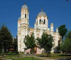 Trăim o situație delicată, în care cei mici, cei fără posibilități variate se vor con.frunta în toamnă cu imposibilitatea de a își continua școala de la distanță, pentru că da, vom sta din nou în casă, obligat. Biserica Sfantul Spiridon Nou BucureÈ™ti Orthodoxwiki