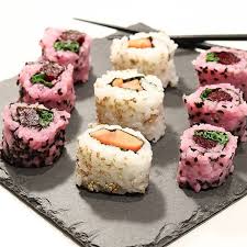 Homemade Vegan Sushi Langweiliges Sushi Nicht Bei Mir Rote Maki Gefullt Mit Roter Rube Und Kohl Und Papaya Maki Sus Lebensmittel Essen Sushi Vegan