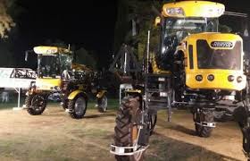 La Venta De Tractores Cayo 35 8 Y La De Cosechadoras 45 8 Venta De Tractores Tractor Cosecha