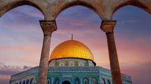 Сообщается, что палестинские протестующие забрасывают правоохранителей камнями. Mechet Al Aksa V Ierusalime Tretya Mechet Islama Hram 8 Veka