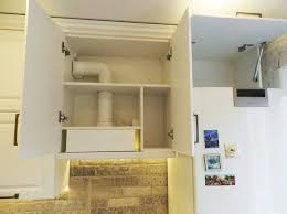 дизайн кухни 6 кв м фото в хрущевке с холодильником Dizajn Beloj Kuhni 6 Kv M S Holodilnikom Posudomojkoj I Shkafami Do Potolka Malenkie Belye Kuhni Nebolshie Kuhni I Plany Kuhni