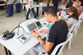 Inicia-se o processo de preparação das urnas eletrônicas para o 1º ...