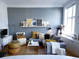 Untuk membuat tampilan yang nyaman dan indah pad ruang tamu yang sempit semacam ini, merupakan sebuah tantangan bagi para interior desainer. Tips Menata Ruang Tamu Ukuran 3x3 Pada Rumah Minimalis Modern