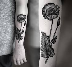 Unterarm Tattoo Frau Aussenseite Mohnblume Blatt Ausserer Unterarm Tattoo Botanisches Tattoo Mohnblumen Tattoo
