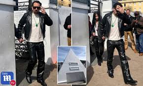Nicolas cage, 46 ans, a déjà sa tombe. Nicolas Cage Is Spotted Visiting His Own Pyramid Shaped Tomb With Mystery Woman Daily Mail Online