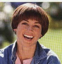 The Dorothy Hamill Haircut A Must Have In The 70 S And Well Into The 80 S Is It Making A C Caschetto Scalato Dietro Tagli Di Capelli Tagli Di Capelli Mamma