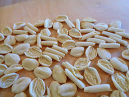 Bari antica strada arco basso come si preparano le famose orecchiette. Come Fare Le Orecchiette E I Fricelli In Casa Metodo Delle Strascinate
