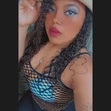 cuando te enamoras de su alma, de su personalidad, de su mente y le  admiras, del fisico solo t importa q se cuide