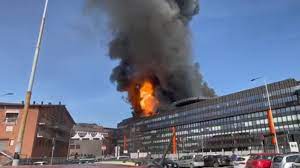 Numerose le squadre che stanno operando. Torino Incendio Ex Uffici Fiat Il Momento Dello Scoppio Corriere Tv