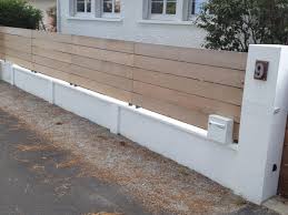 Kostum Le Portail Sur Mesure By Cadiou Amenagement Jardin Cloture Deco Mur Exterieur Cloture Jardin Bois