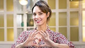 Kad merad convié à le rejoindre en début d'émission n'a pas manqué de le taquiner à son tour. Qui Est Julia Vignali La Compagne De Kad Merad