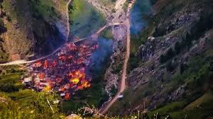 Artvi̇n'in yusufeli i̇lçesi'ne bağlı zeytinlik köyü'nde sabaha karşı çıkan yangında 20 ev kullanılamaz hale geldi.bir evin bacasından çıkan kıvılcımla başladığı sanılan yangın saat 03.45 sıralarında başladı. Artvin Yusufeli Ndeki Yanginda 70 Ev Kule Dondu Foto Galeri Star