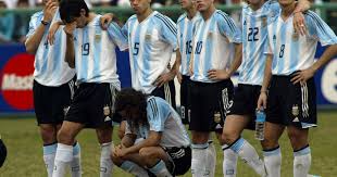 Final da copa américa de 2004, no peru.galvão contemporiza a iminente derrota, diego joga pra área no desespero e a bola sobra pra adriano. Argentina Y Aquella Final Que Empezo Con Una Espiral De Derrotas Que Aun Perdura