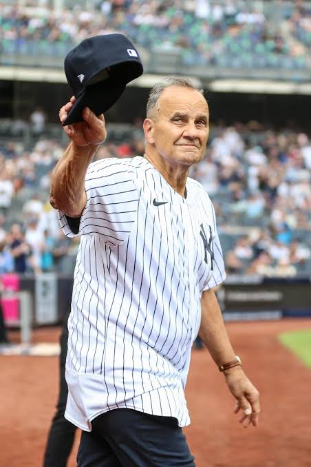 Joe Torre, legendary Yankees manager, makes pitching change during game