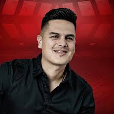 🎙️ “La canción que escribió cuando vio a la mujer que amaba volver… pero  con un anillo que no era el suyo.” 💔💍 Antes de ser reconocido en todo  México, Regulo Caro