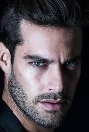 Carter es un hombre que ha construido su vida en torno a la disciplina  laboral e independencia personal. Es un oficial experimentado y entrenado  en seguridad, su día se encuentra lleno de