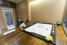 Provate la totale esperienza del lusso con una vasca da bagno freestanding modello con idromassaggio! Arredare Il Bagno Con La Vasca Idromassaggio Ville Casali