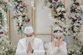 Harga sewa gaun pengantin dari vendor am bridal ini bisa kamu dapatkan dari harga terendah yaitu sebesar 250 ribu sampai harga tertingginya yaitu sebesar 1 juta. Calon Pengantin Berikut Peraturan Baru Terkait Pelaksanaan Pernikahan Di Masa New Normal 2021 Updated Bridestory Blog