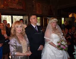 Ο πέτρος φιλιππίδης φέρεται κατά την ίδια να χρησιμοποίησε τη θέση και τη φήμη που είχε προκειμένου να την εκμεταλλευτεί σεξουαλικά με αντάλλαγμα μία θέση εργασίας. Na Zhsete Dhmos Mylwnas Fwteinh Kwnstantinidh Gamos Me Koympara Thn Anna Fonsoy Apokleistikes Fwtografies Cosmopoliti Com Xristina Polith