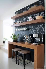 Wohnungdeko Schwarze Tafel Holzerner Tisch Stuhle Pflanze Kaffeemaschine Fliesen Regale Tassen Diy Bar Coffee Bar Home Coffee Bar Design Diy Coffee Bar