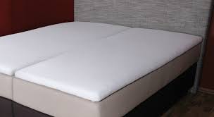 Betttücher einfache laken ohne gummizug, auch stecklaken genannt, werden einfach über die matratze gelegt und zwischen bettgestell und matratze gesteckt. Boxspring Spannbetttuch Fur Split Topper Kopf Und Fussteil