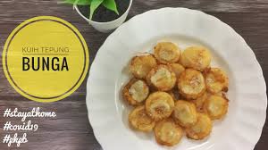 Kuih tepung pelita is made of two layers of rice flour custard, coconut milk and is pandan flavoured. Resepi Kuih Tepung Bunga Pkpb Mudah Dan Sedap Youtube