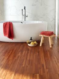 melange entre exotisme et elegance ce parquet massif en teck s adapte parfaitement aux pieces humides telles que la salle de ba parquet massif teck castorama
