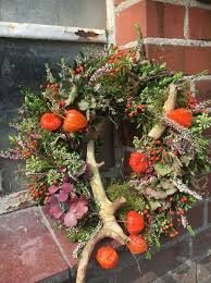 Happy Herbst Wir Liefern Diesen Wunderschonen Kranz Frisch Gebunden Zu Ihnen Mit Physalis Moos Herbst Dekoration Herbst Dekor Blumenkubel Fur Den Herbst