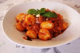 Non le solite pietanze, ma un tocco di fantasia per rendere gli antipasti ancora più saporiti e sfiziosi! Gnocchi Di Patate Con Pesce Spada E Melanzane Sicil Food