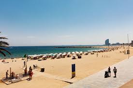 Barcelona ist eine tolle stadt für eine städtereise, liegt aber auch direkt am mittelmeer und ist daher auch für ein paar stunden am strand super geeignet. Barcelona Strand Die Schonsten Strande In Und Um Barcelona
