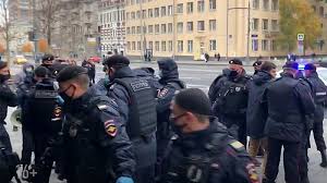 + протестующие нападают на полицейских фото: V Moskve Policiya Razognala Musulmanskij Miting Okolo Posolstva Francii 30 Oktyabrya 2020 Moskva Novosti Dnya 30 10 20 C Ria Novyj Den