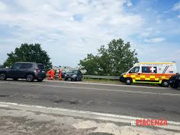 Incidente sulla 45 a ottone, interviene l'elisoccorso: Tangenziale Auto Contro Camion Dei Rifiuti Due Feriti