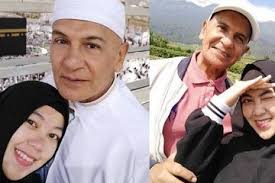 Meski memiliki jarak 45 tahun dengan sang istri, mark sebelumnya mengaku ingin memiliki momongan lagi. Usai Jadi Terdakwa Kasus Korupsi Dana Pelantas Asian Games 2018 Mark Sungkar Bantah Digugat Cerai Istri Mudanya Santi Asoka Pernah Ungkap Awal Pernikahan Mereka Semua Halaman Grid Star